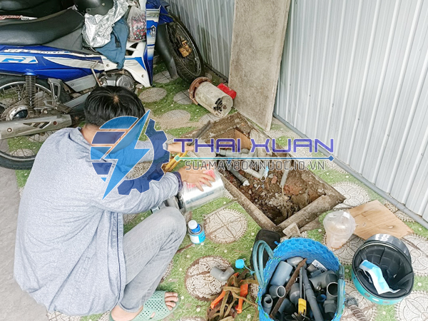 Thợ sửa máy bơm nước Thuận An