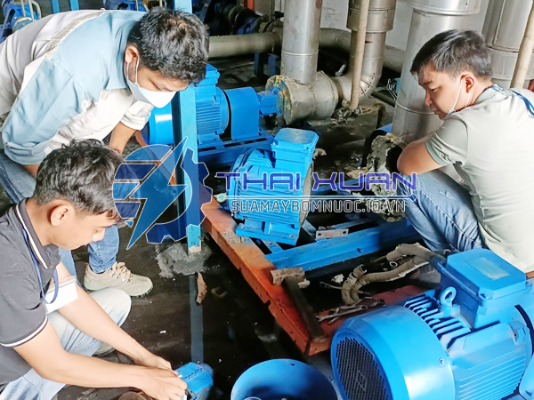 Thợ sửa máy bơm nước tòa nhà chung cư tại Bình Dương