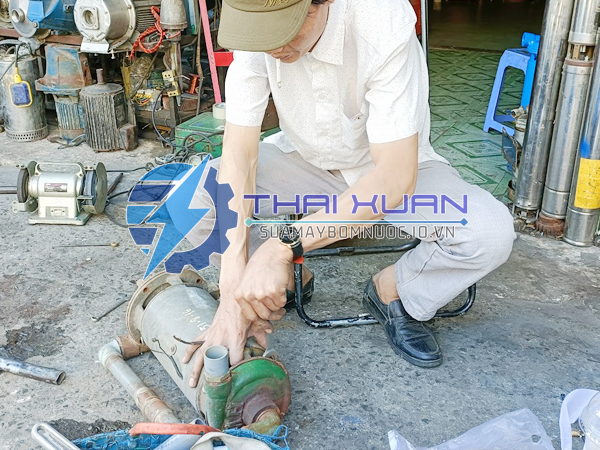Thợ sửa máy bơm nước Tân Uyên