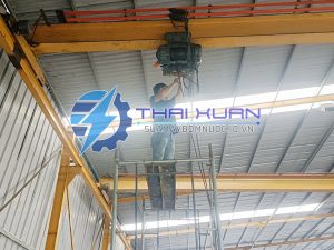 Thợ sửa cầu trục Dĩ An