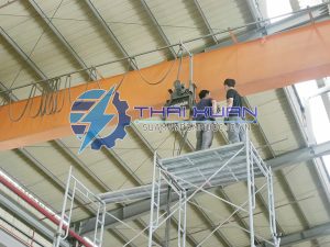 Thợ sửa cầu trục phường Bến Cát