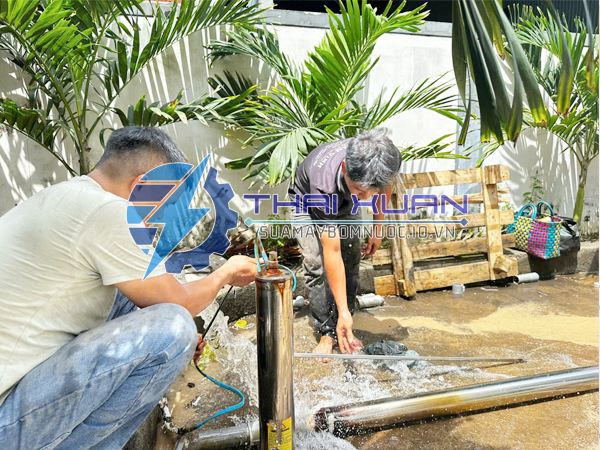 Thợ sửa máy bơm hỏa tiễn Nhơn Trạch